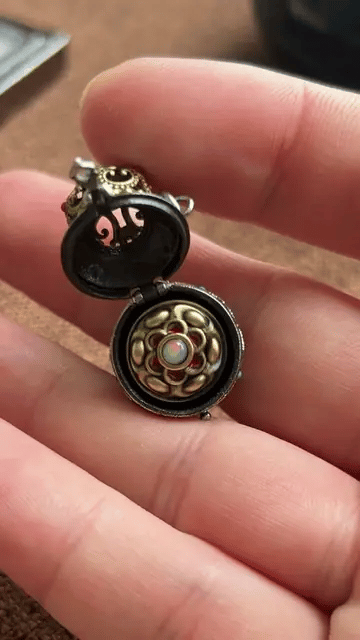 Real footage of the Auspicious Gourd pendant's rotating inner disc